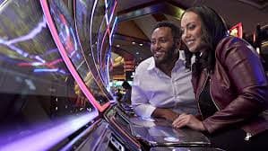 Pemain menikmati permainan Live Casino dengan dealer langsung melalui platform cair78